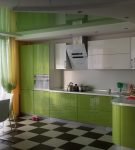 Зелёный гарнитур и пол с геометрическим узором на кухне