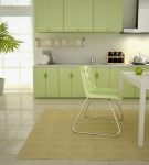 Светлая зеленая мебель на кухне