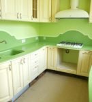 Фартук и столешница зелёного оттенка на кухне