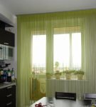Зелёные кисейные шторы на кухне
