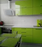 Лаконичная обстановка кухни с зелёной мебелью