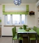 Кухня с римскими шторами и зелёными стульями