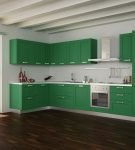 Тёмный зелёный гарнитур на просторной кухне