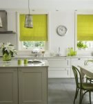 Рулонные зелёные шторы на белой кухне