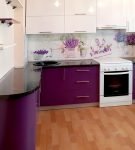 Тёмные фиолетовые шкафы на кухне