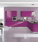 Светлый и яркий фиолетовый в интерьере кухни