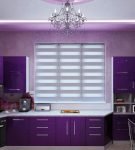 Тёмно-фиолетовый гарнитур на кухне с подсветкой потолка
