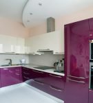 Сочетание белого и фиолетового на кухне