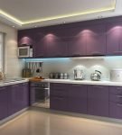 Кухня с гарнитуром бледного лилового цвета