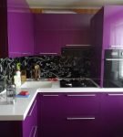 Чёрный фартук и фиолетовый гарнитур на кухне
