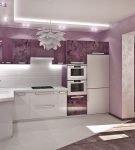Необычная большая люстра на кухне с пурпурными шкафами