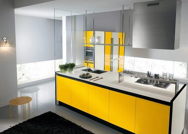 Мебель с яркими фасадами жёлтого цвета на кухне