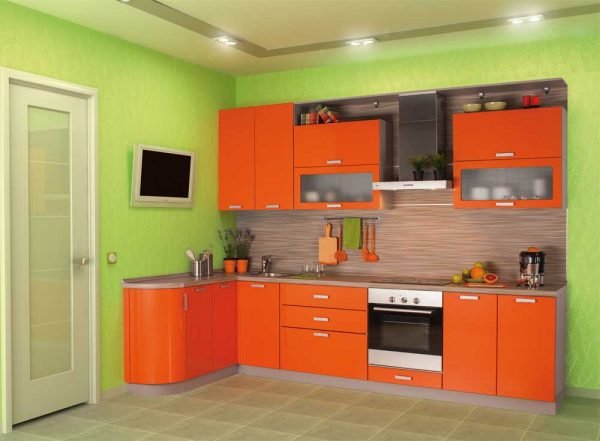 Оранжевый гарнитур на фоне зелёных стен кухни