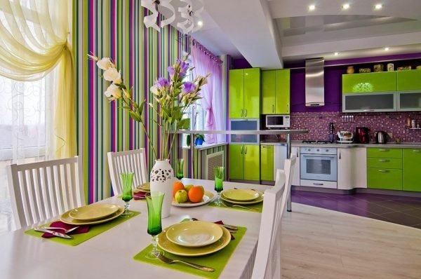 Кухня с интерьером в салатовом и фиолетовом цветах