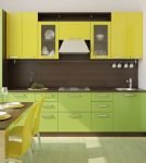 Жёлто-зелёный гарнитур и коричневый фартук на кухне