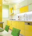 Жёлтый гарнитур и зелёная мебель на кухне