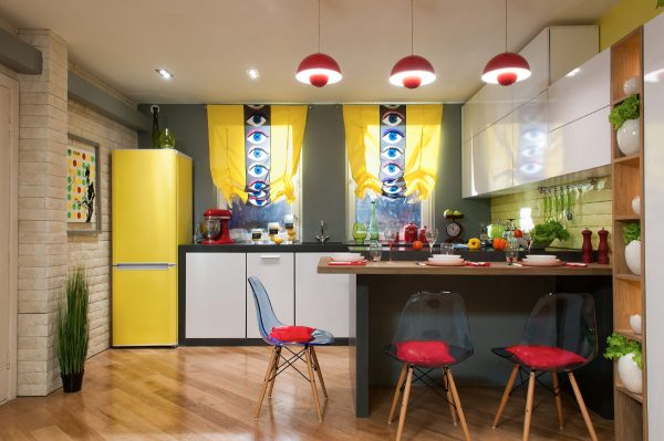 Кухня в стиле поп-арт с оригинальными шторами