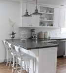 Серо-белая мебель на кухне