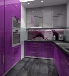 Фиолетовый и серый цвета в интерьере кухни