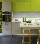 Зелёные шкафы и серый пол на кухне