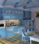 Голубые балки и гарнитур на кухне