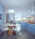 Голубая стена и мебель на большой кухне