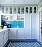 Голубая плитка на кухне