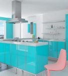 Голубая и розовая мебель на стильной кухне