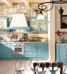 Голубая мебель на кухне в стиле прованс