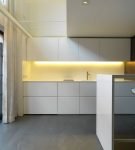 Белая мебель и подсветка на кухне в стиле минимализм