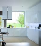 Светлая кухня с белой мебелью в стиле минимализм
