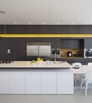 Необычная люстра на кухне в стиле минимализм
