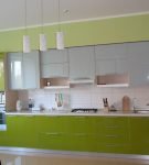 Белая кухня с зелёными фасадами