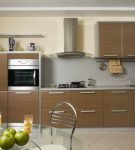 Светло-коричневая мебель на небольшой кухне