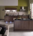 Коричневая мебель и зелёные стены на кухне