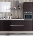 Простая коричневая мебель на кухне