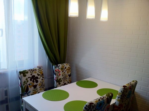 Зелёные шторы и яркие салфетки на кухне