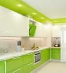 Яркий кухонный гарнитур и белый потолок