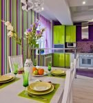 Фиолетово-салатовый интерьер кухни-столовой