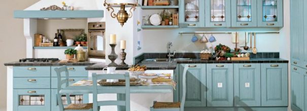 Хорошая идея кухонного интерьера в итальянском стиле: светлый пол и стены прекрасно гармонируют с нежно-голубой мебелью и светло-коричневыми аксессуарами.