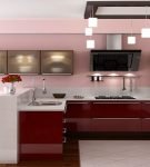 Красная мебель на кухне с оформлением хай-тек