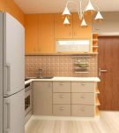 Яркие настенные шкафы на маленькой кухне