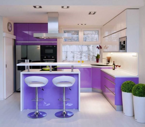 Кухня в стиле хай-тек с фиолетовыми и белыми деталями