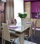 Сочетание бежевого и фиолетового в кухне-столовой