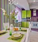 Яркая комбинация салатового, фиолетового и белого в интерьере кухни
