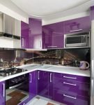 Фартук с фотопринтом на кухне с бело-фиолетовой мебелью