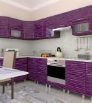 Фиолетовый гарнитур с полосатыми фасадами на светлой кухне
