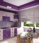 Бело-фиолетовая мебель в кухне-столовой с римскими шторами