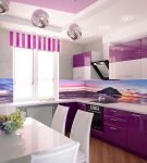 Полосатые шторы на кухне с бело-фиолетовой мебелью