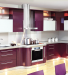Глянцевый фиолетовый гарнитур на фоне белой стены кухни